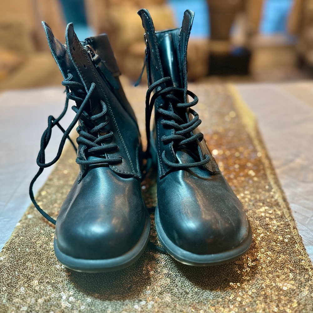 Combat boots size 10 (best for 9.5)